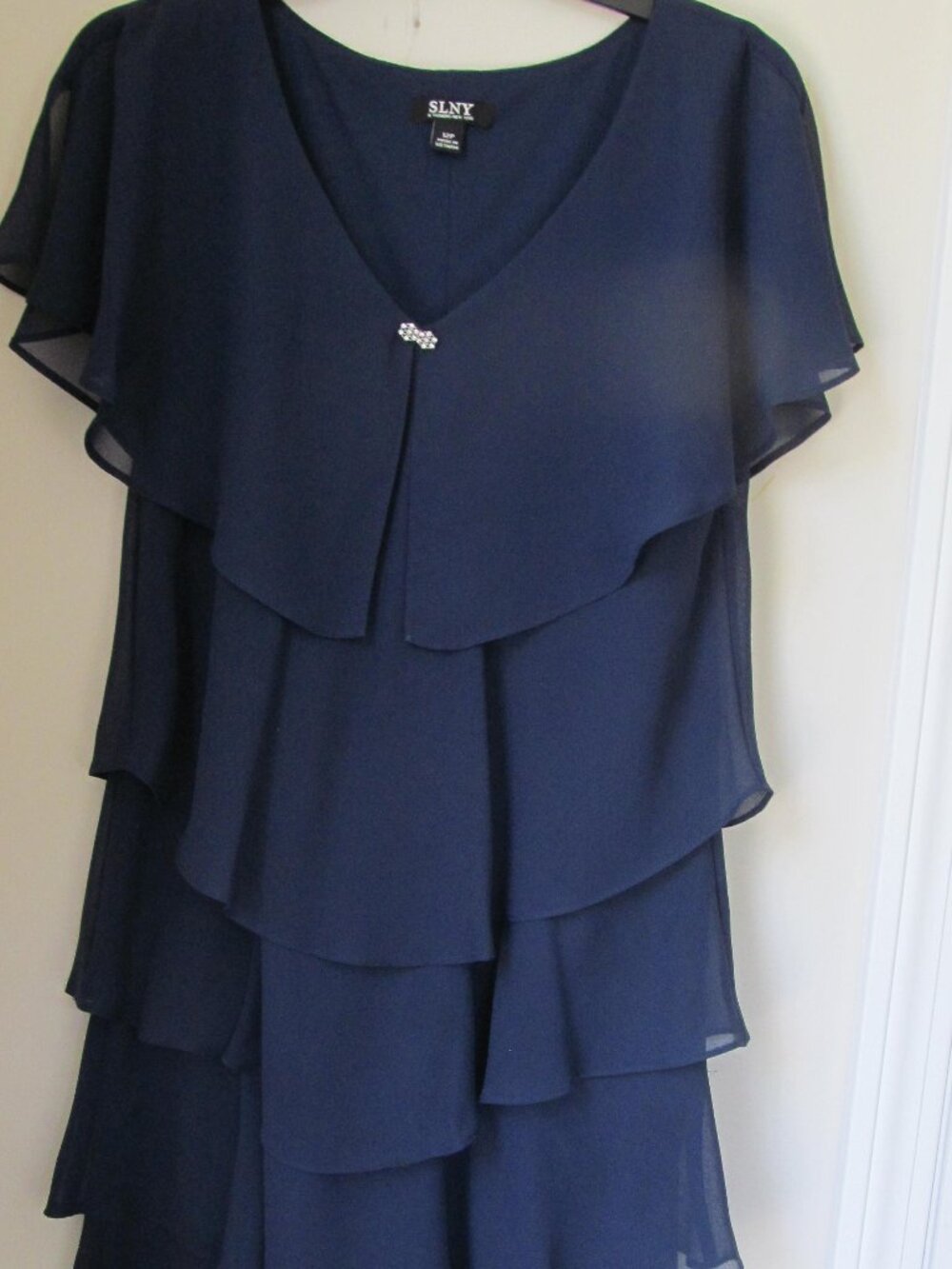 WOMEN'S SLNY NAVY TIERED CHIFFON DRESS RHINESTONE BROOCH SIZE 12P